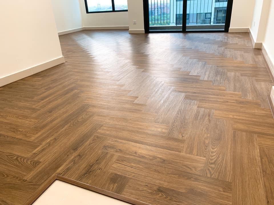 Sàn gỗ giả nhựa có nóng không?
