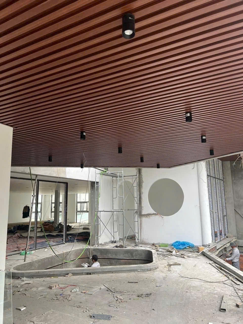 Quy trình thi công trần nhôm giả gỗ đúng kỹ thuật.