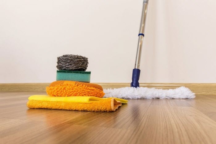 Sàn nhựa giả gỗ có dễ lau chùi không?