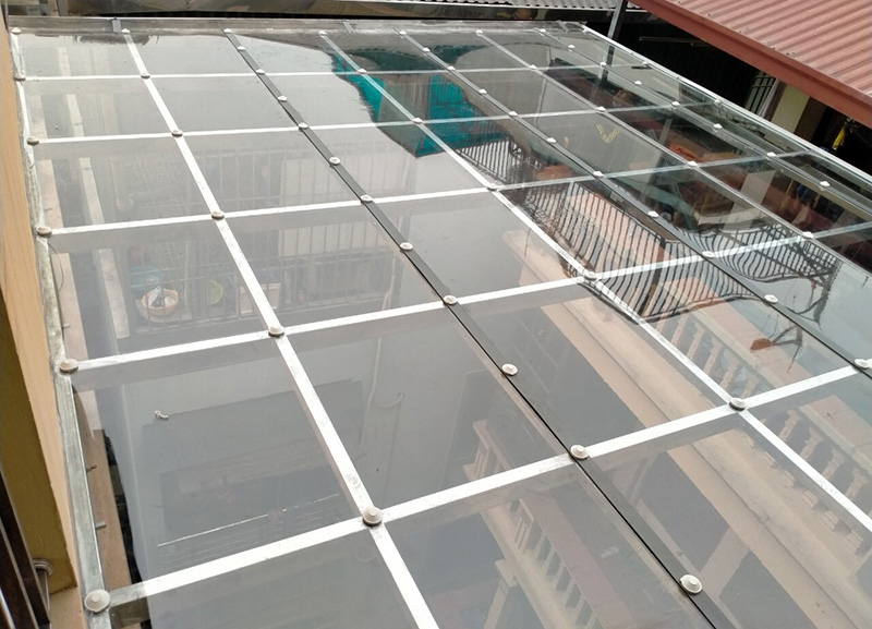 Lưu ý khi mua và thi công tấm poly trong suốt