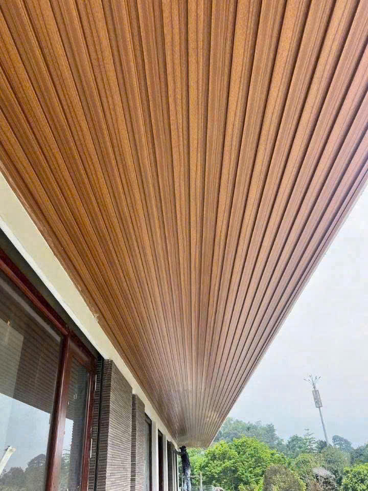 Trần nhôm giả gỗ B Multi-Shaped tạo hiệu ứng trần độc đáo và hiện đại.