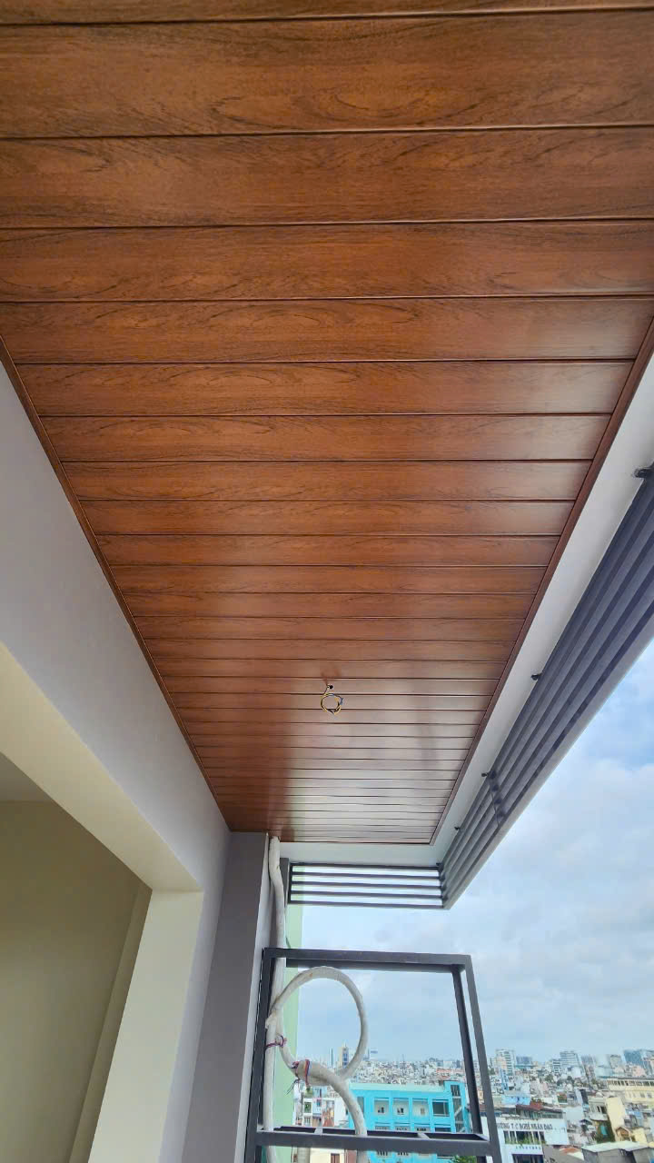 Trần nhôm giả gỗ C-Shaped giúp tạo bề mặt trần gọn gàng và thẩm mỹ.