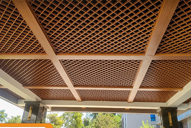 Trần nhôm giả gỗ Caro được thiết kế dạng lưới ô vuông đan xen.