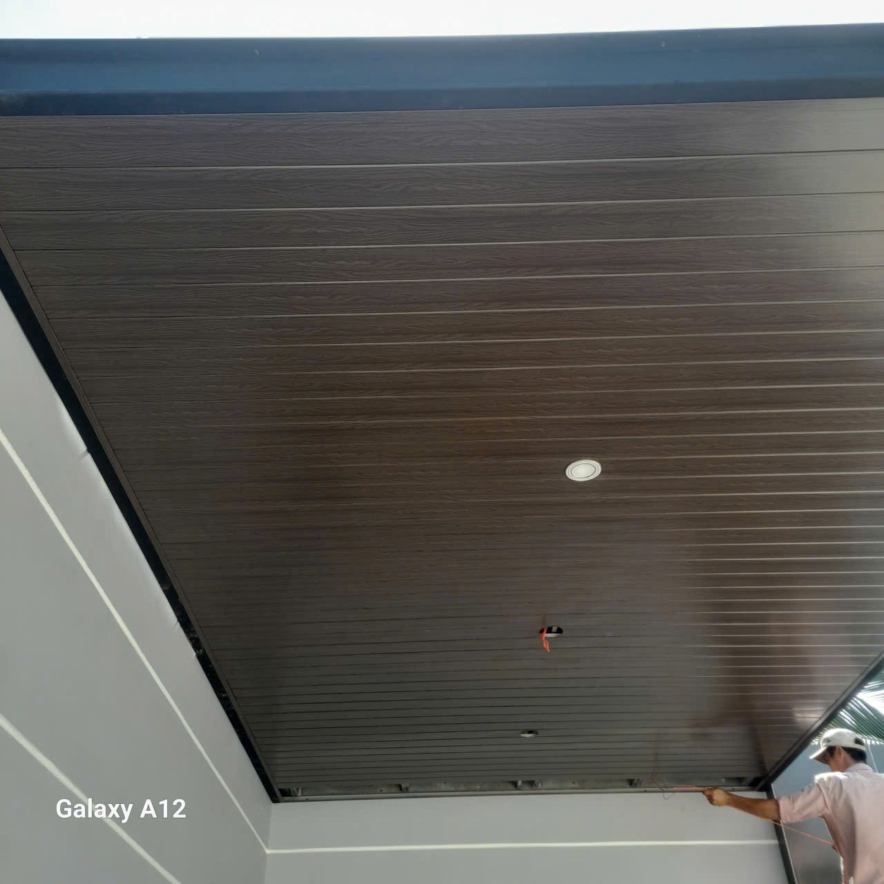 Trần nhôm giả gỗ G-Shaped tạo bề mặt trần sang trọng và hiện đại.