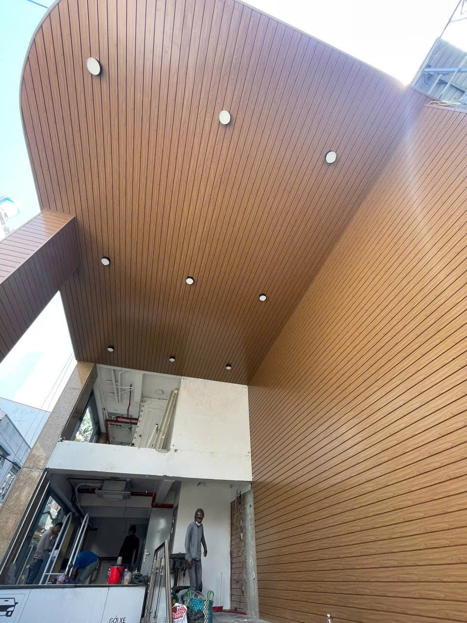 Trần nhôm giả gỗ U-Shaped tạo hiệu ứng trần tuyến tính hiện đại và thoáng rộng.