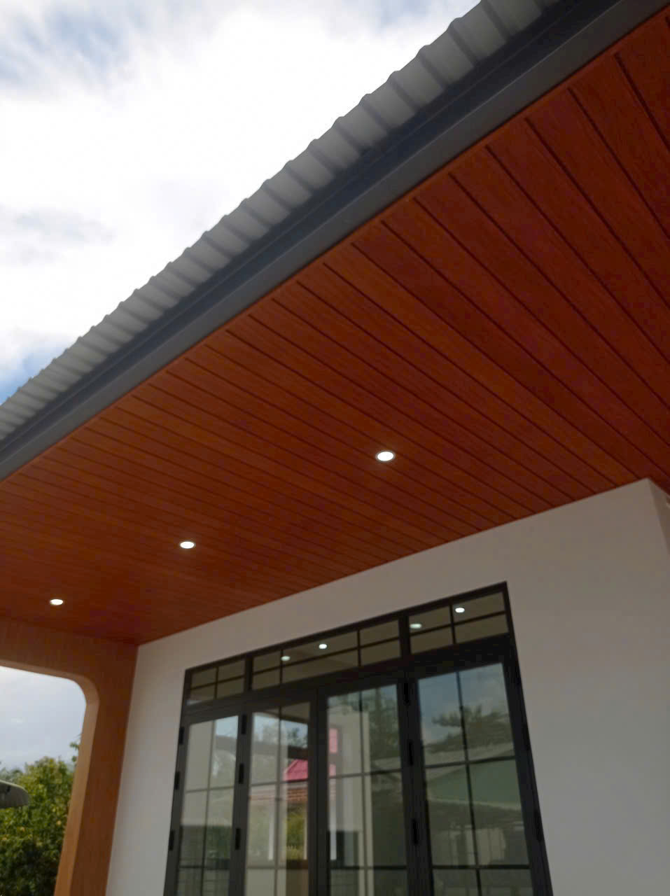 Lam nhôm hộp được ứng dụng rộng rãi trong trang trí và che nắng cho nhiều công trình.