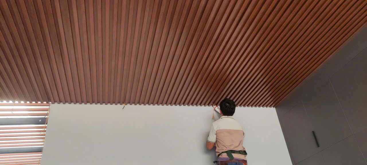 Trần nhôm giả gỗ thi công nhanh, giúp tiết kiệm thời gian và chi phí.