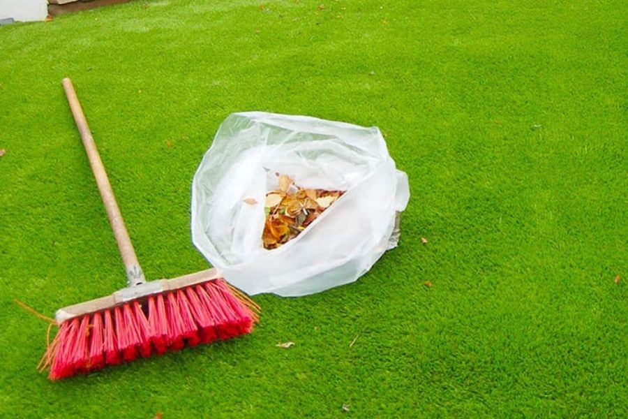 Cách vệ sinh thảm cỏ nhân tạo
