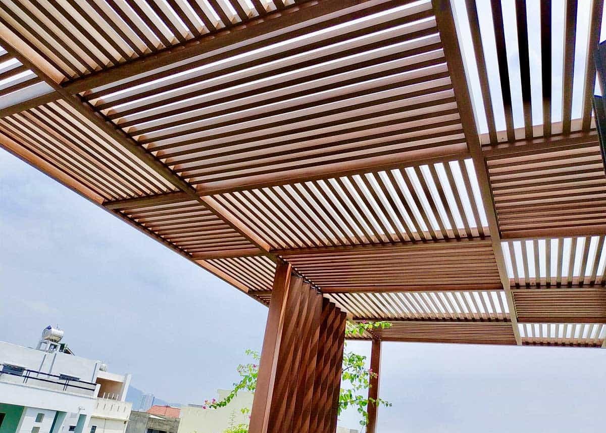 So sánh ứng dụng lam gỗ nhựa và tấm xi măng giả gỗ trong thiết kế